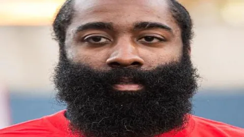 本地足球队瞄准远程突破，精准射门锁定胜局